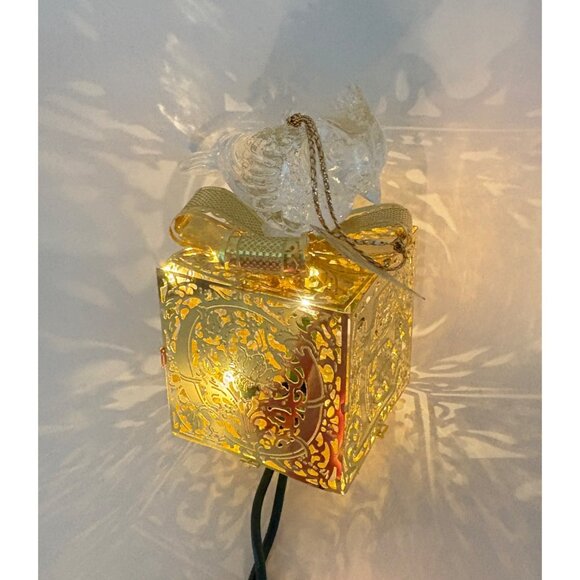 Cardinal Bird on Present Christmas Tree Ornament Light Up Gold Tone Ornate Gift - Picture 3 of 7